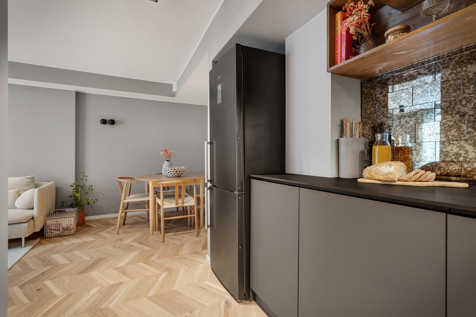 Kjøleskapet er frittstående, men medfølger handelen. Galleribilde