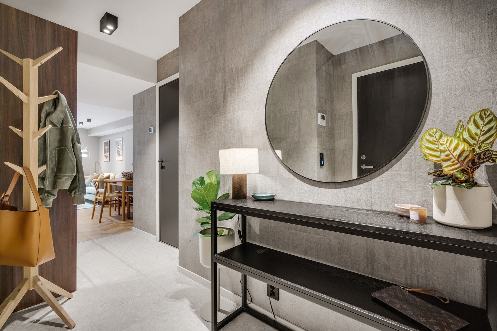 Legg merke til den fine tapeten på veggene. Galleribilde