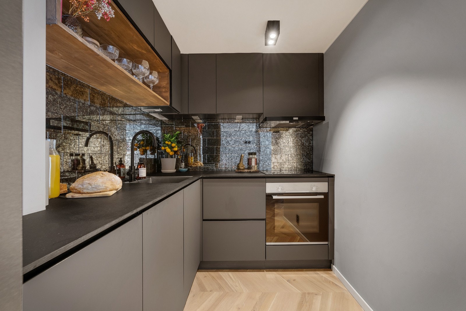 Kjøkkeninnredningen er fra Kvik og har integrerte hvitevarer bestående av stekeovn, induksjonsplatetopp og oppvaskmaskin. Galleribilde