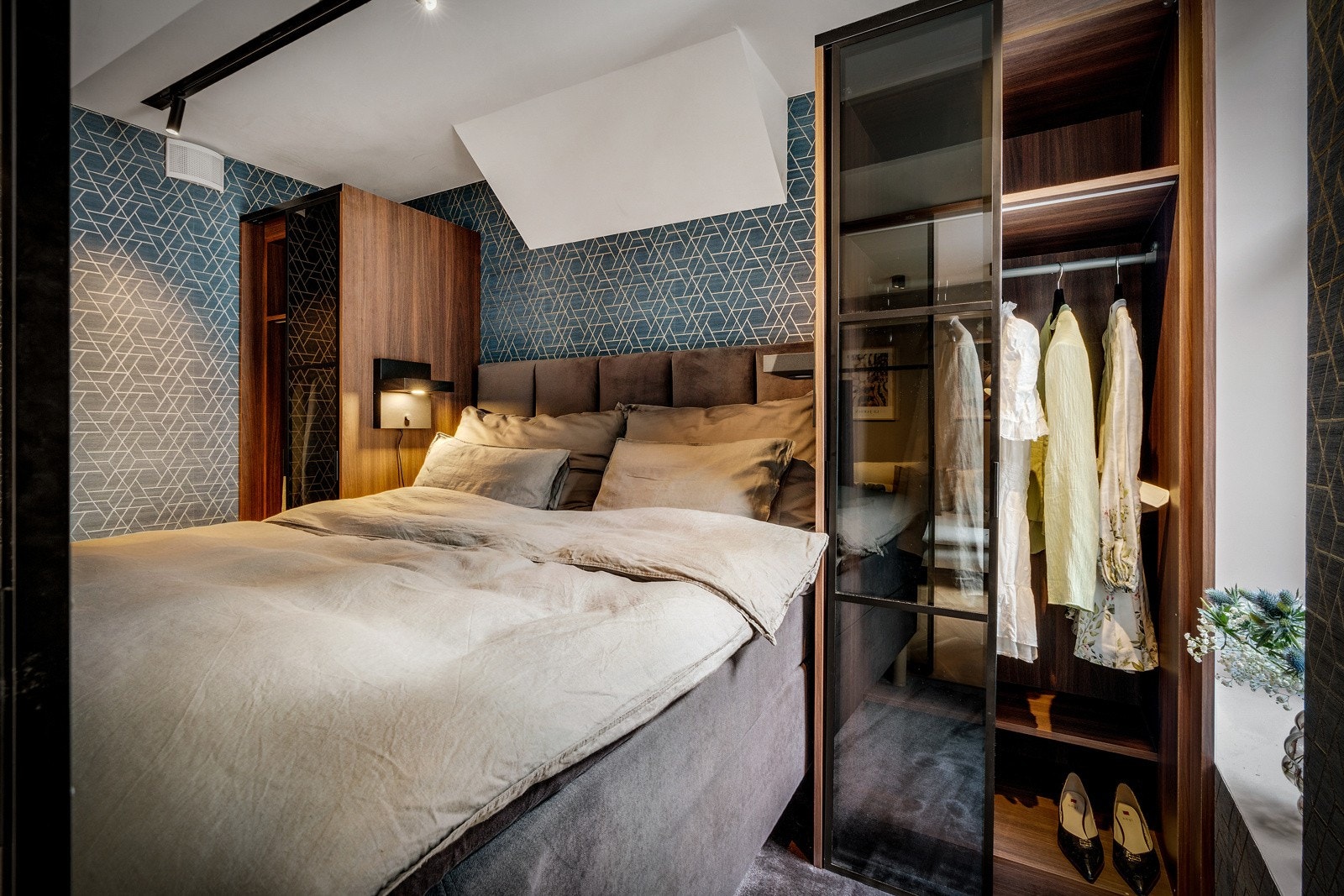 Rommet har et nydelig vegg-til-vegg teppe på gulv, en rålekker tapet og to garderobeskap. Galleribilde