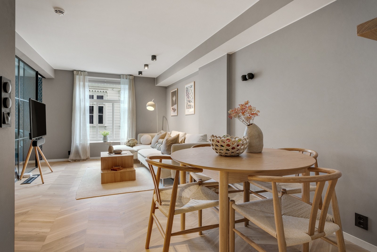 PrivatMegleren v/Julianne Jonassen har den store gleden av å ønske deg velkommen til denne nydelige leiligheten i Torggaten 9! Galleribilde