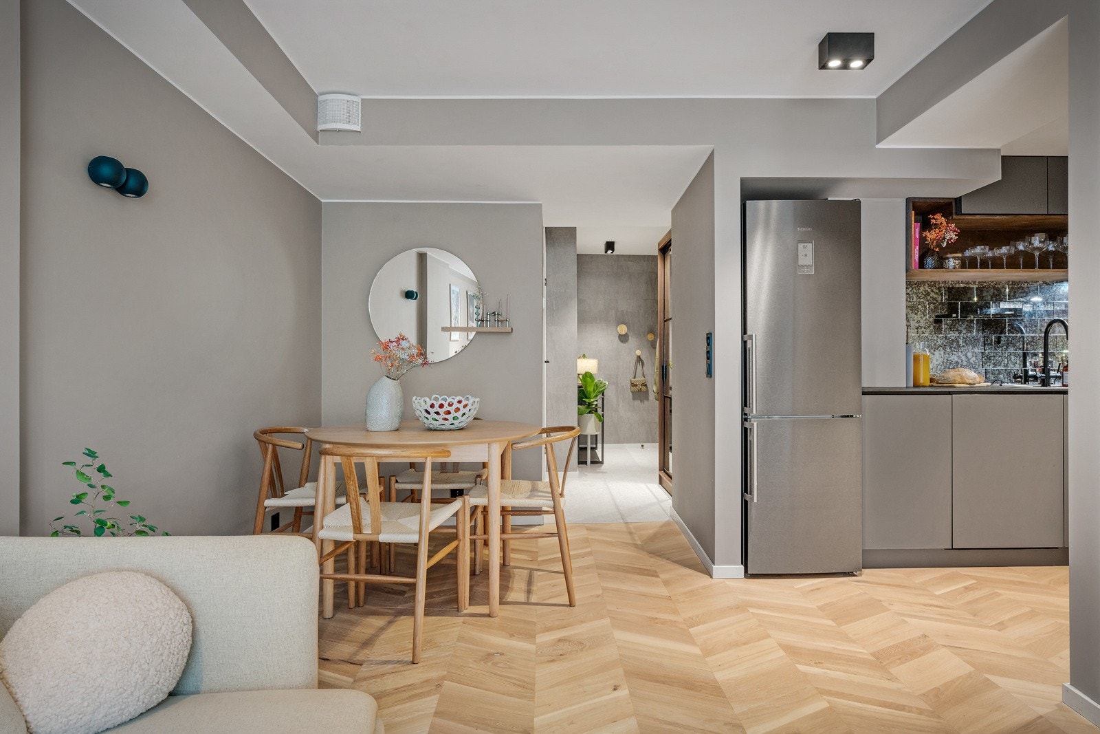 Utformingen på rommet gjør det enkelt å møblere med sofagruppe og spisebord. Galleribilde