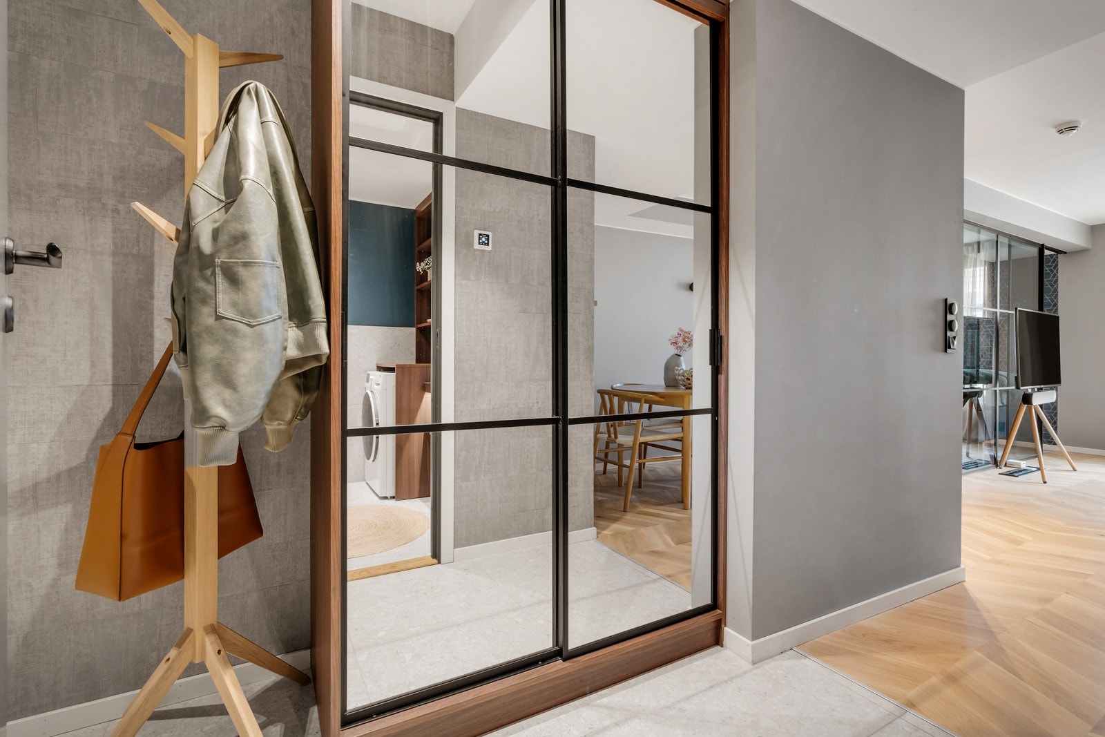 Det er en praktisk garderobe for oppbevaring av klær og sko. Galleribilde