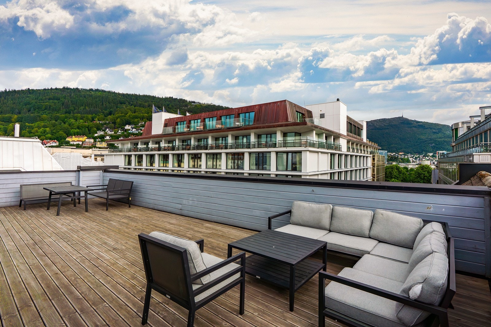 ... kommer man til denne herlige takterrassen på ca. 90 kvm hvor du virkelig kan nyte fineværsdagene. Galleribilde