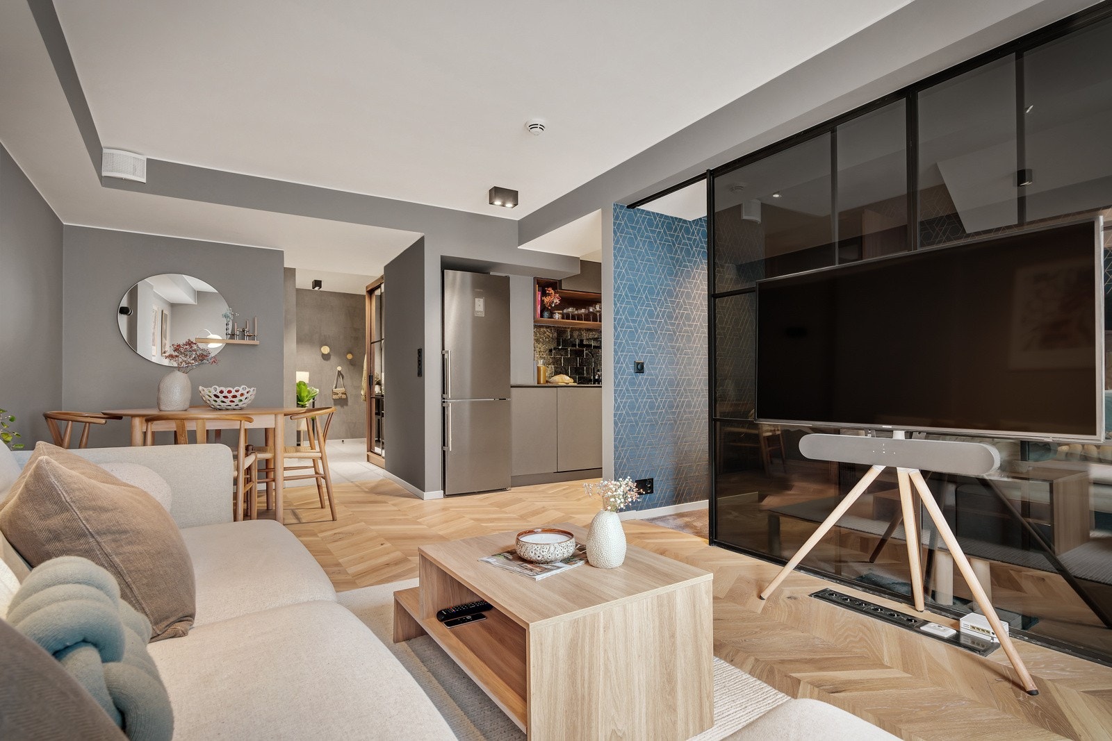 Legg merke til gulvet! Et nydelig fiskebensparkettgulv som bidrar til å gi rommet den eksklusive looken. Galleribilde