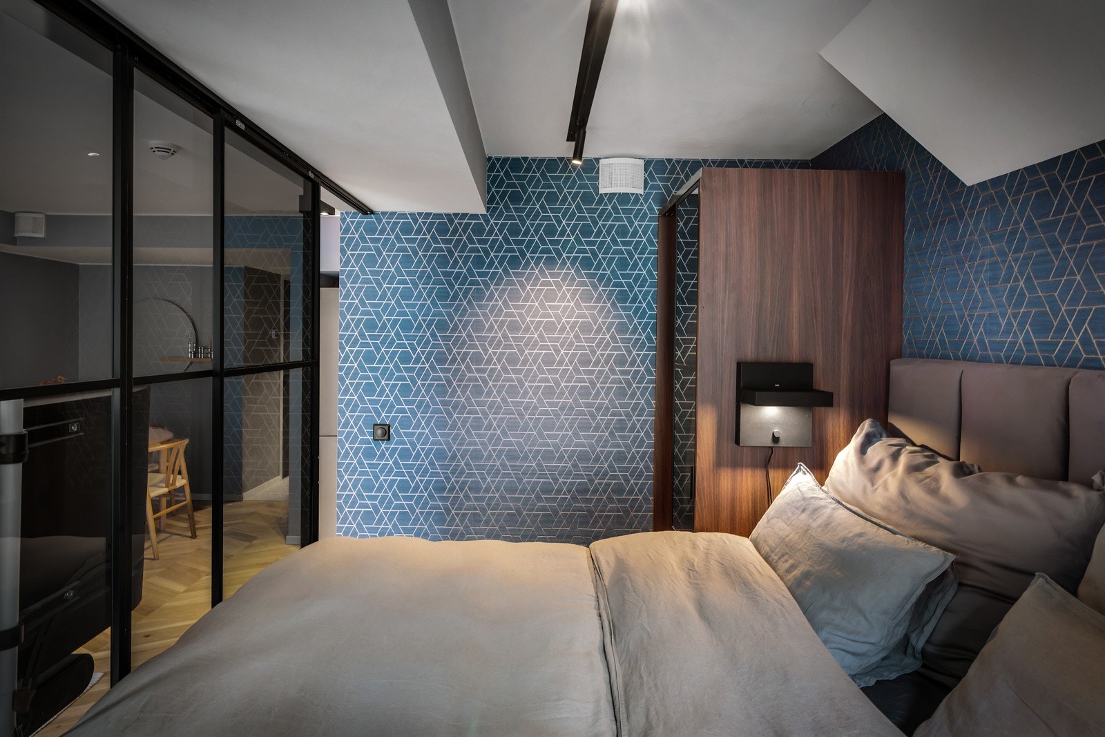 Lunt og behagelig soverom med god plass til en dobbeltseng. Legg merke til lampeløsningene. Galleribilde