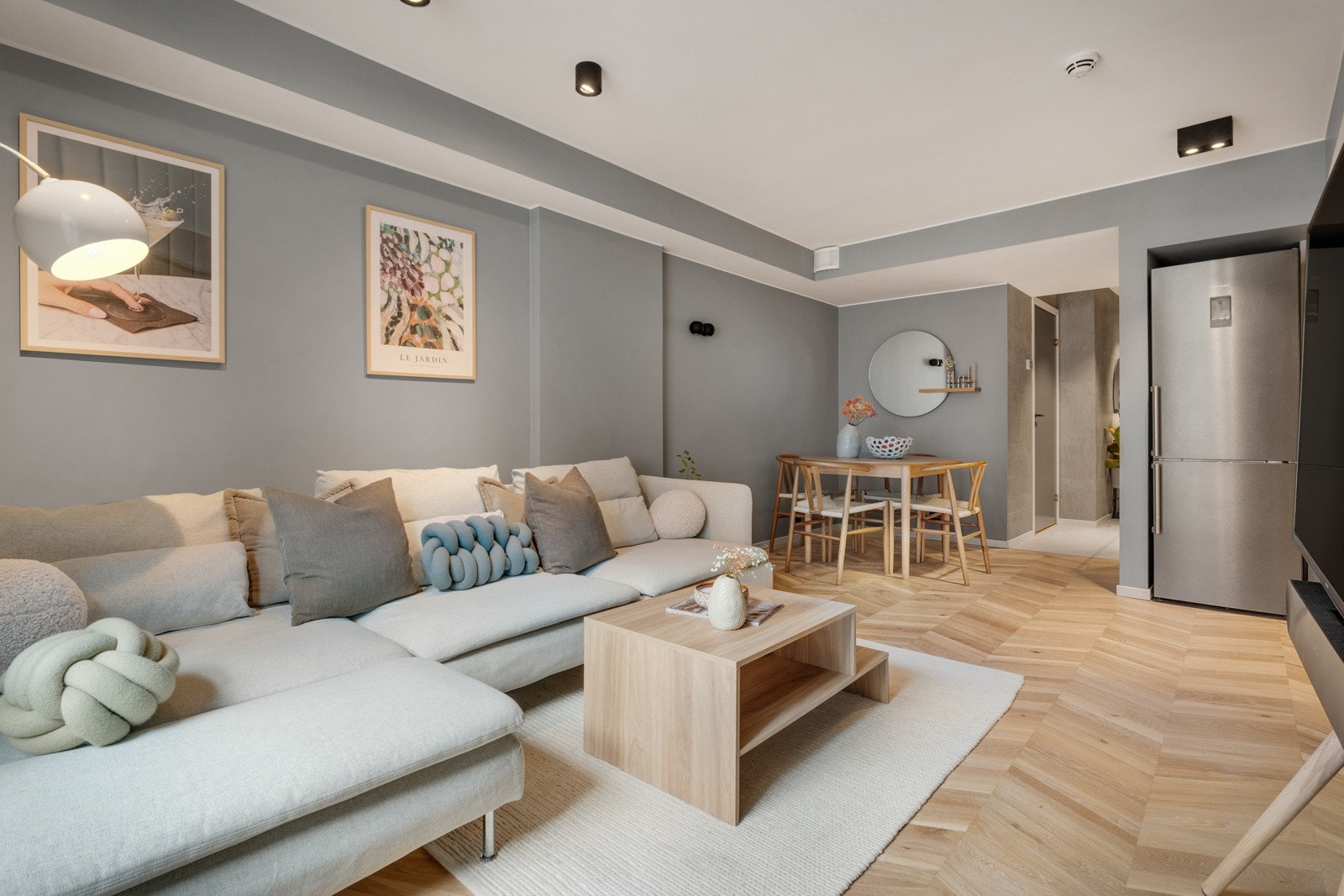 Veggene i stuen er slette malt i en pen gråtone. Galleribilde