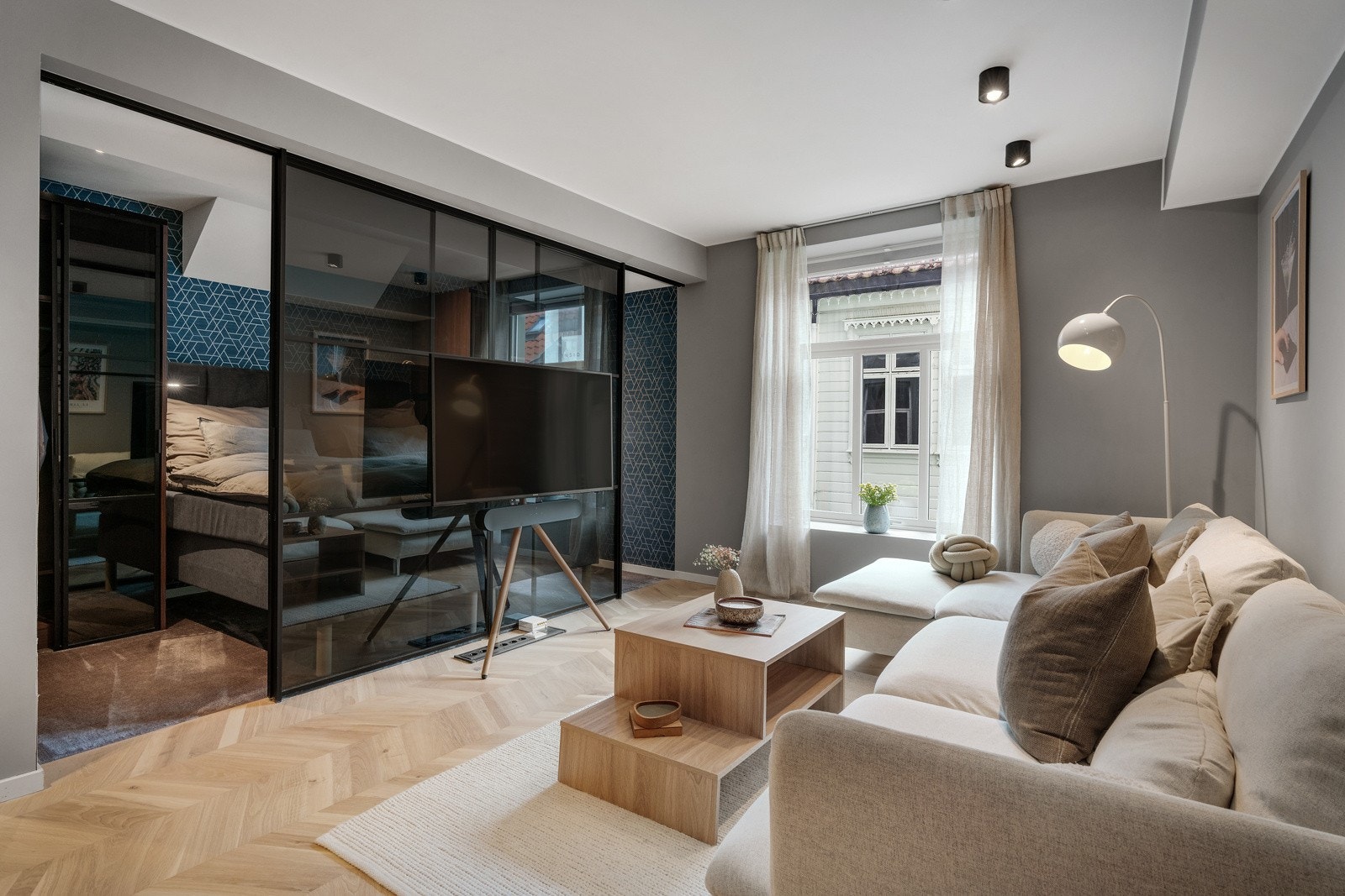 Soverommet ligger med tilkomst fra stuen hvor en moderne glassvegg i sotet glass skiller rommene. Galleribilde