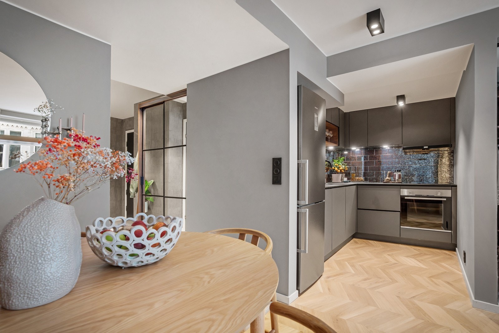 Kjøkkenet ligger i en åpen løsning til stuen, og hele rommet er på 22,5 kvm. Galleribilde