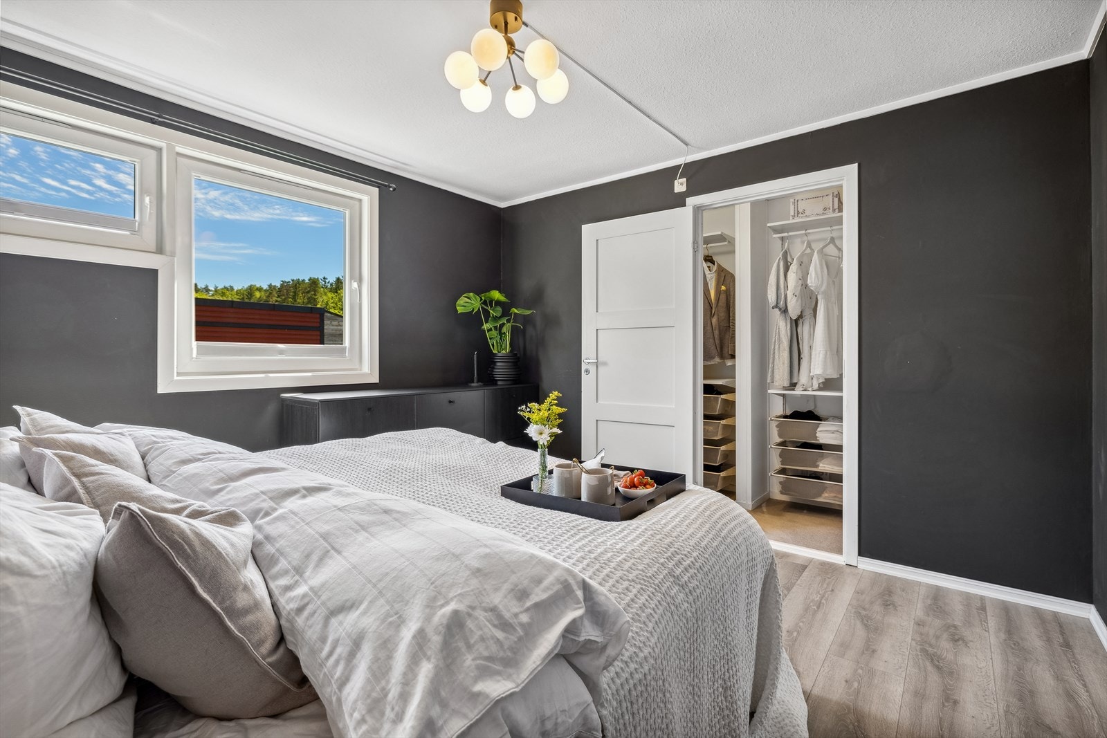 Det ble laget en walk-in closet i 2022. Ypperlig for mer diskre oppbevaring. Galleribilde