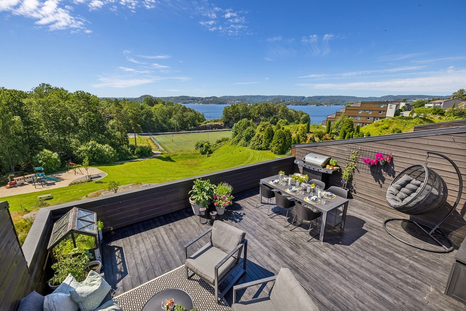 Ut fra stuen kommer du til den fantastiske terrassen, som måles til ca 39 kvm. Her er det sol fra ca kl 9 - 22/23 på sommerstid. Galleribilde