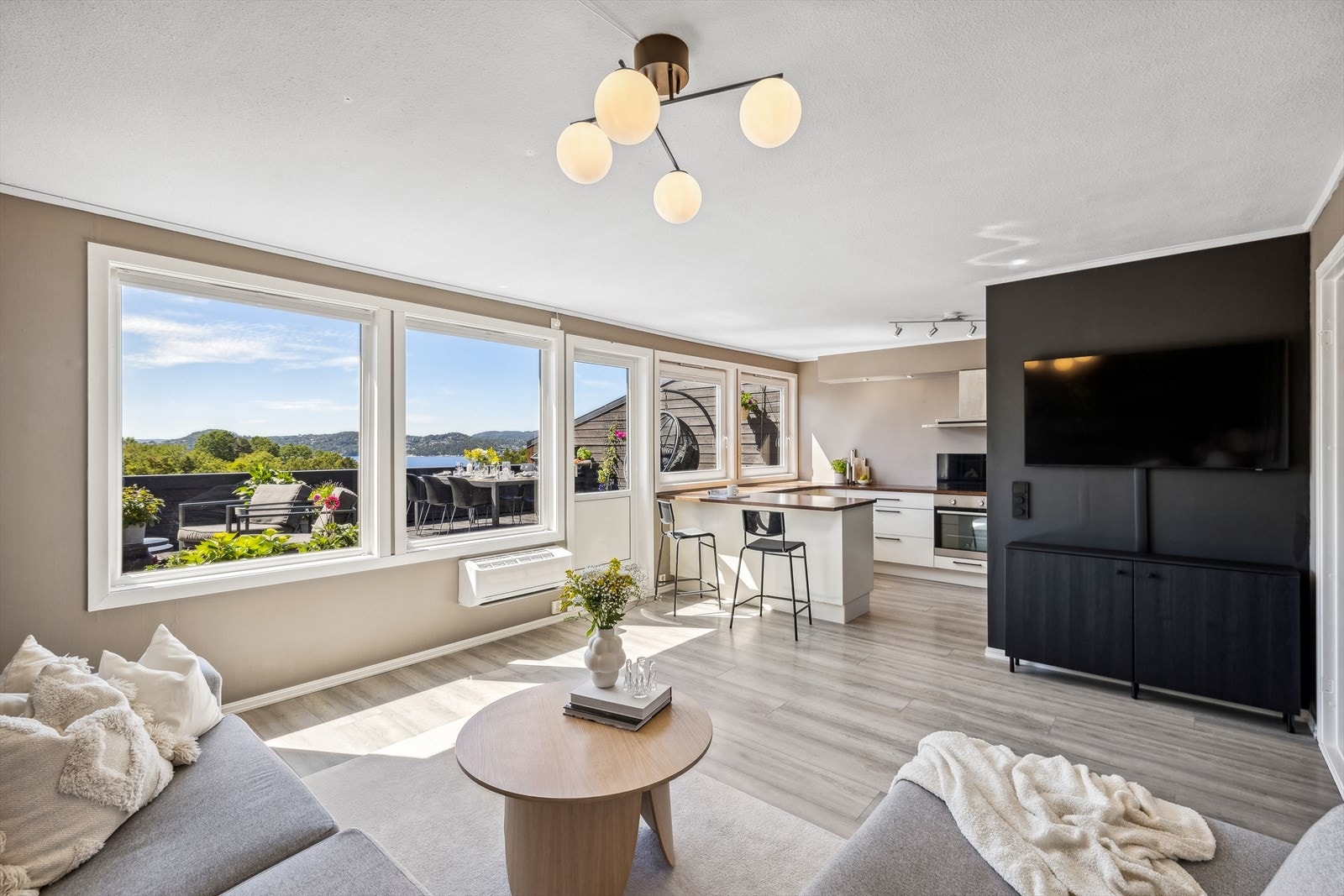 Flott 2-roms andelsleilighet med god standard og stor solrik terrasse med fantastisk utsikt. Kort vei til alle hverdags-tjenester og godt kollektivtilbud. Galleribilde