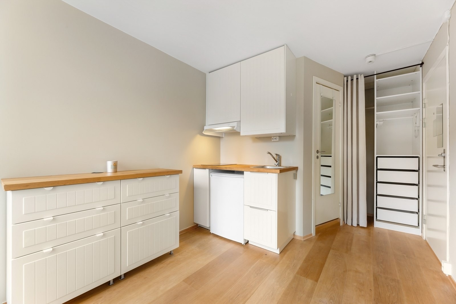 Kjøkkenet har et moderne uttrykk med innredning bestående av profilerte fronter og benkeplate av eikefiner med sponkjerne og nedfelt vask. Galleribilde