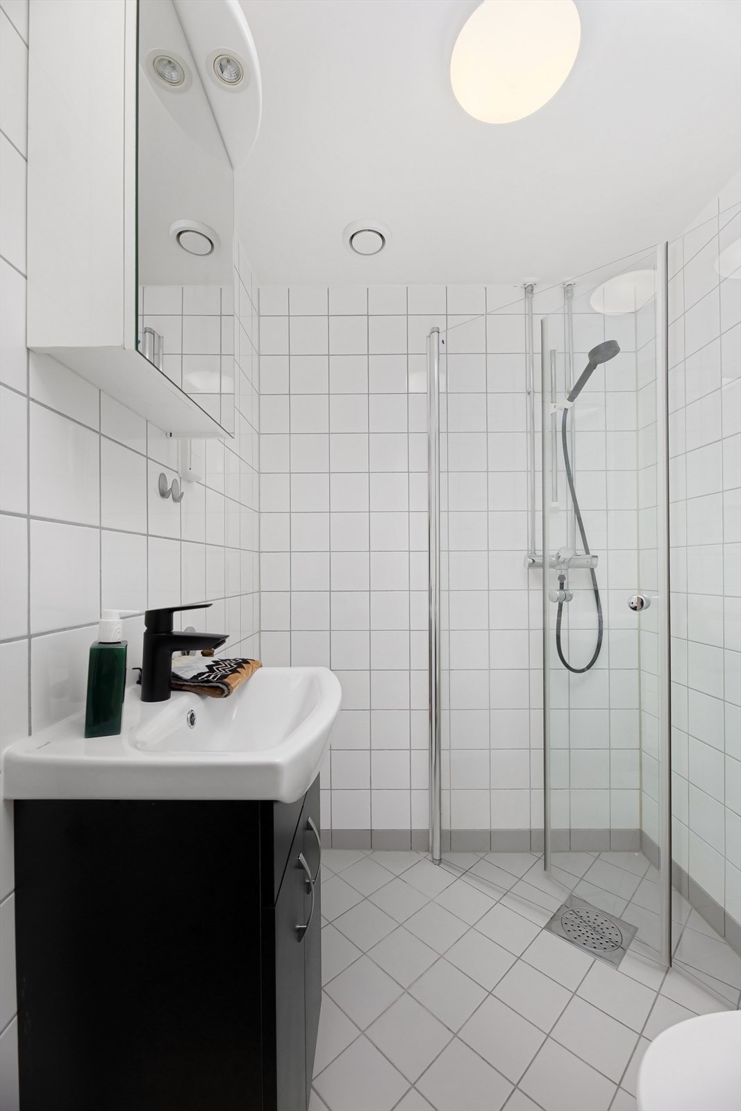 Badet ble pusset opp i 2007 i regi av borettslaget, i tillegg byttet nåværende eier servantinnredning og blandebatteri i 2024. Galleribilde