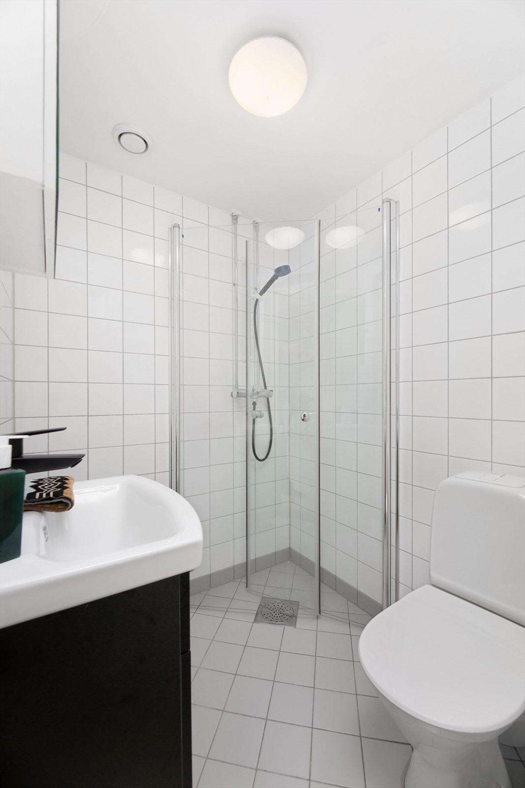 Pent, flislagt baderom med elektrisk gulvvarme. Galleribilde