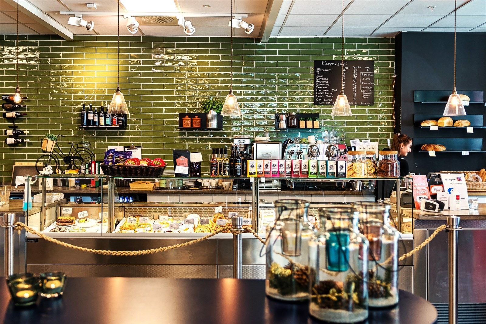 Kværnerbyen har bl.a. eget bakeri, kafè, frisør, treningssenter, renseri, apotek og dagligvarebutikk. Galleribilde