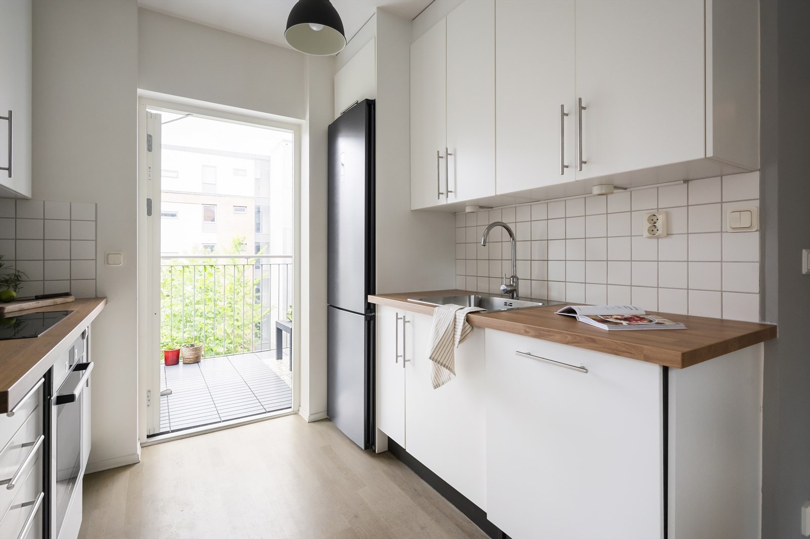 Fra stuen er det direkte adkomst til en nordvestvendt balkong på 7,9 kvm. Dette blir raskt ditt favorittsted i sommerhalvåret! Galleribilde