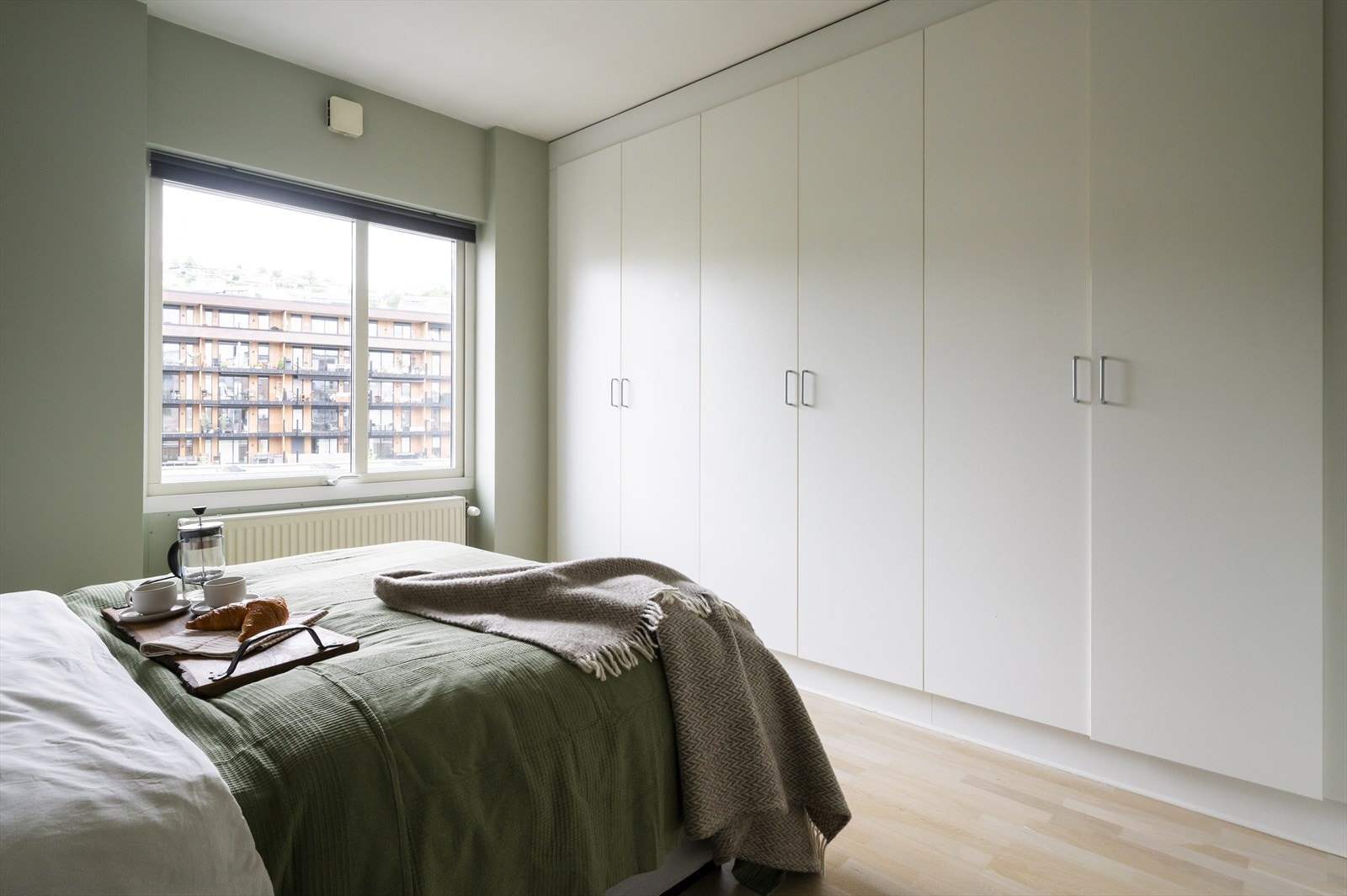 Rommet har et stort garderobeskap som gir rikelig med oppbevaring. Store vinduer sørger for mye deilig dagslys. Galleribilde