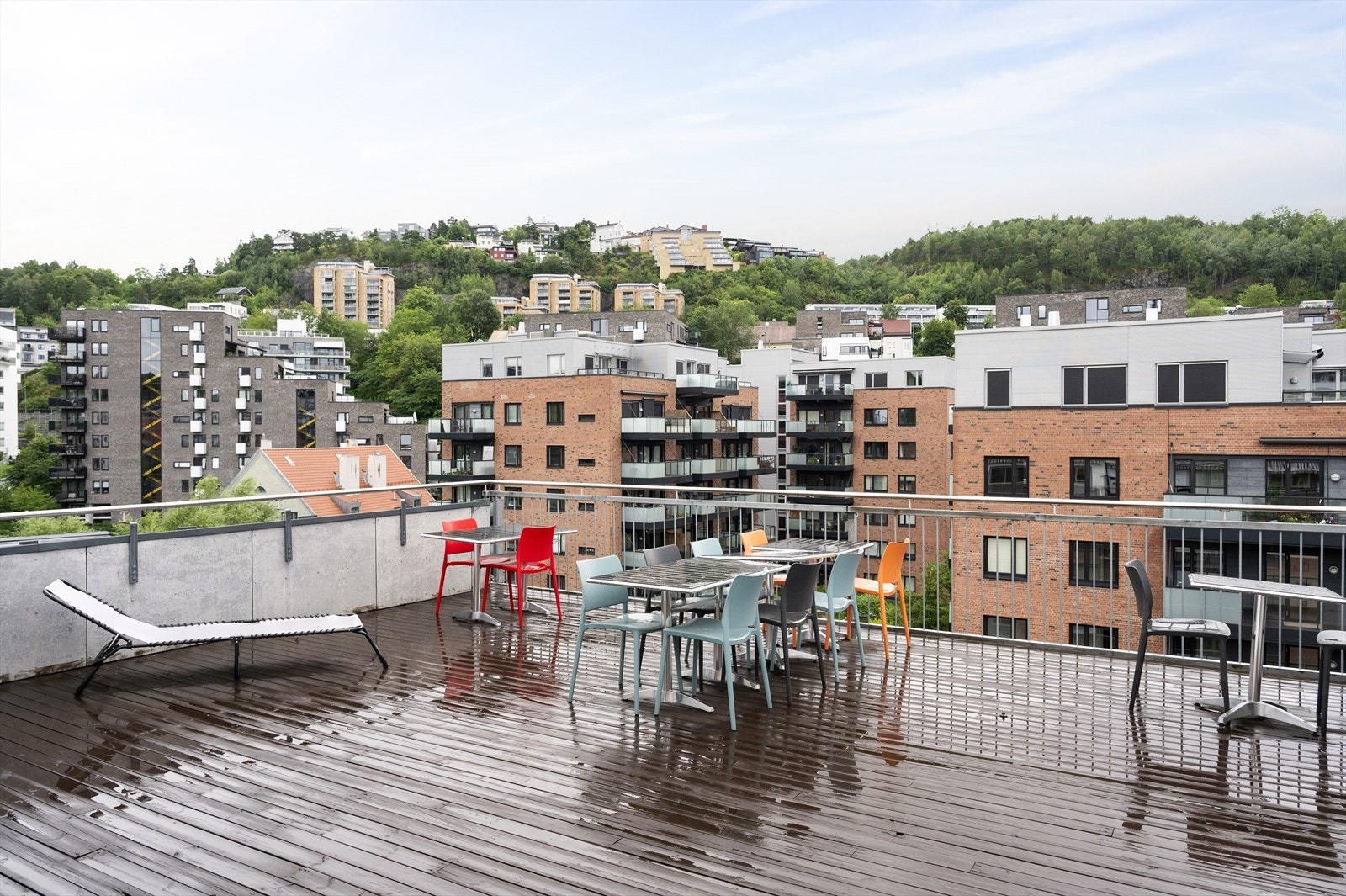 Borettslaget har en nydelig takterrasse med flott utsikt og sol hele dagen. Terrassen har sittegrupper og solsenger. Dette er perfekt for større sammenkomster med venner og familie! Galleribilde