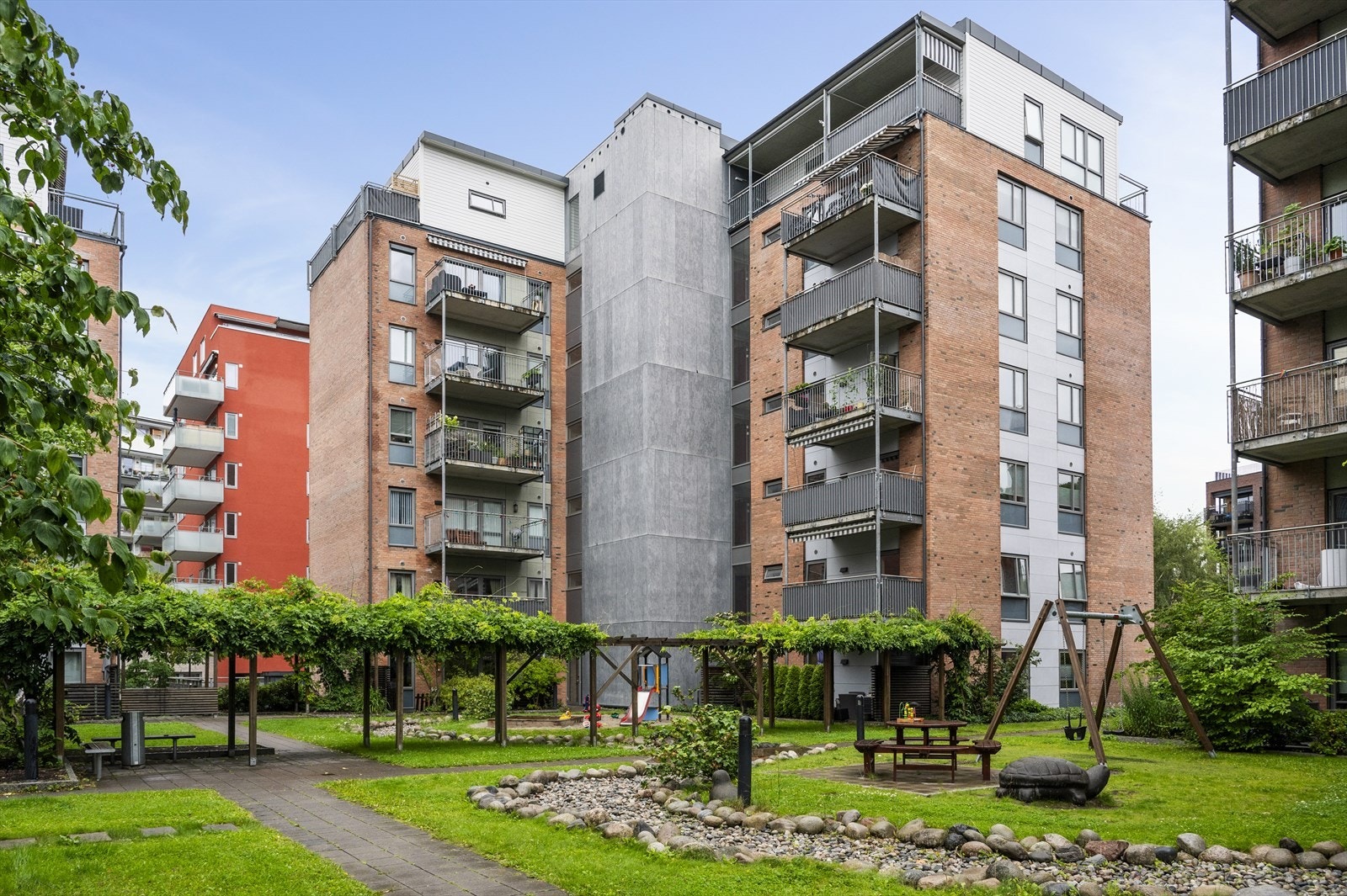 "Først og fremst, beliggenheten er helt perfekt. Du er bare en kort spasertur fra sentrum, slik at man kan nyte alt byen har å tilby. Samtidig får du gleden av å leve i et trygt og varmt lokalmiljø som føles som ditt eget lille samfunn" -Selger. Galleribilde