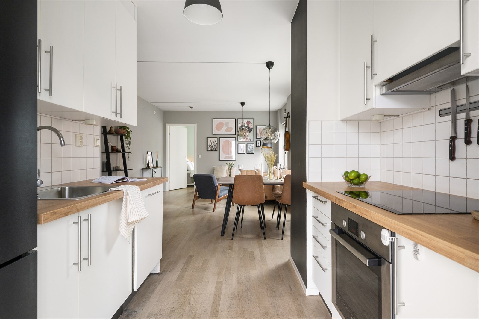 Stue og kjøkken har en delvis åpen løsning, noe som gjør boligen sosial og luftig, men samtidig naturlige soner for møblering. Galleribilde