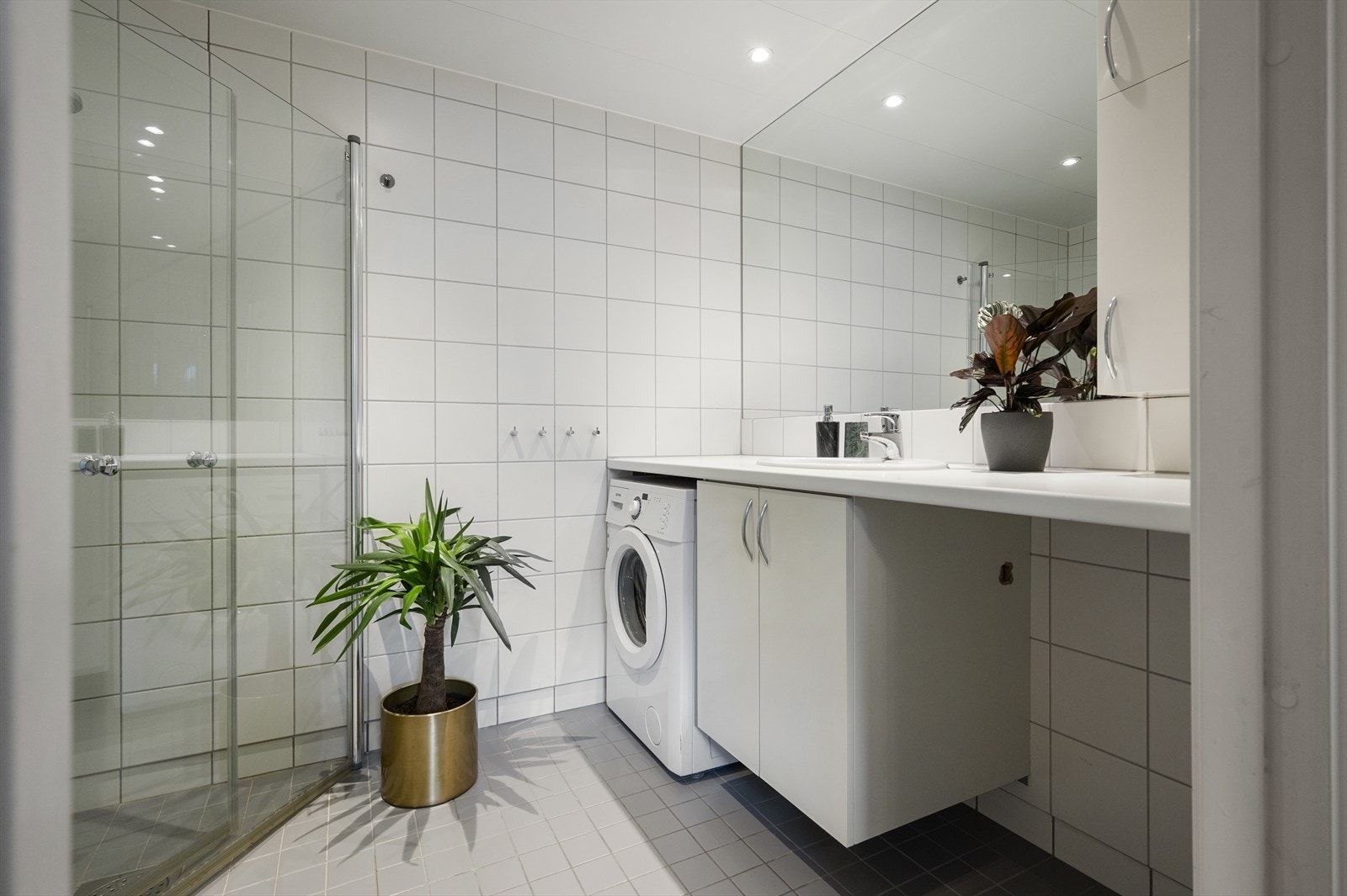 Lyst, tidløst og pent baderom fra 2008 med gulvvarme og opplegg for vaskemaskin. Galleribilde