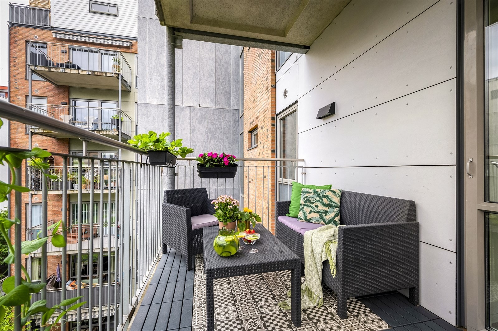 Balkongen blir som en forlengelse av stue/kjøkken, hvor du kan kose deg med dagens første kaffekopp mens nabolaget våkner til liv, eller spise middag i solen på ettermiddagen. Galleribilde