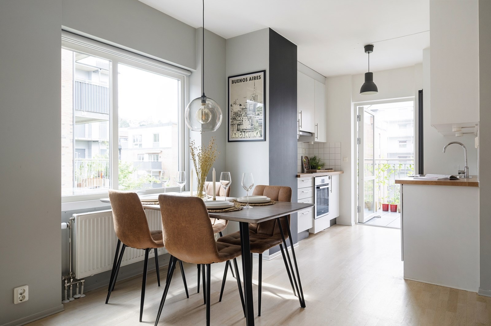 Allrommet får lysinnslipp fra to sider av rommet og får rikelig med naturlig lysinnslipp. Galleribilde