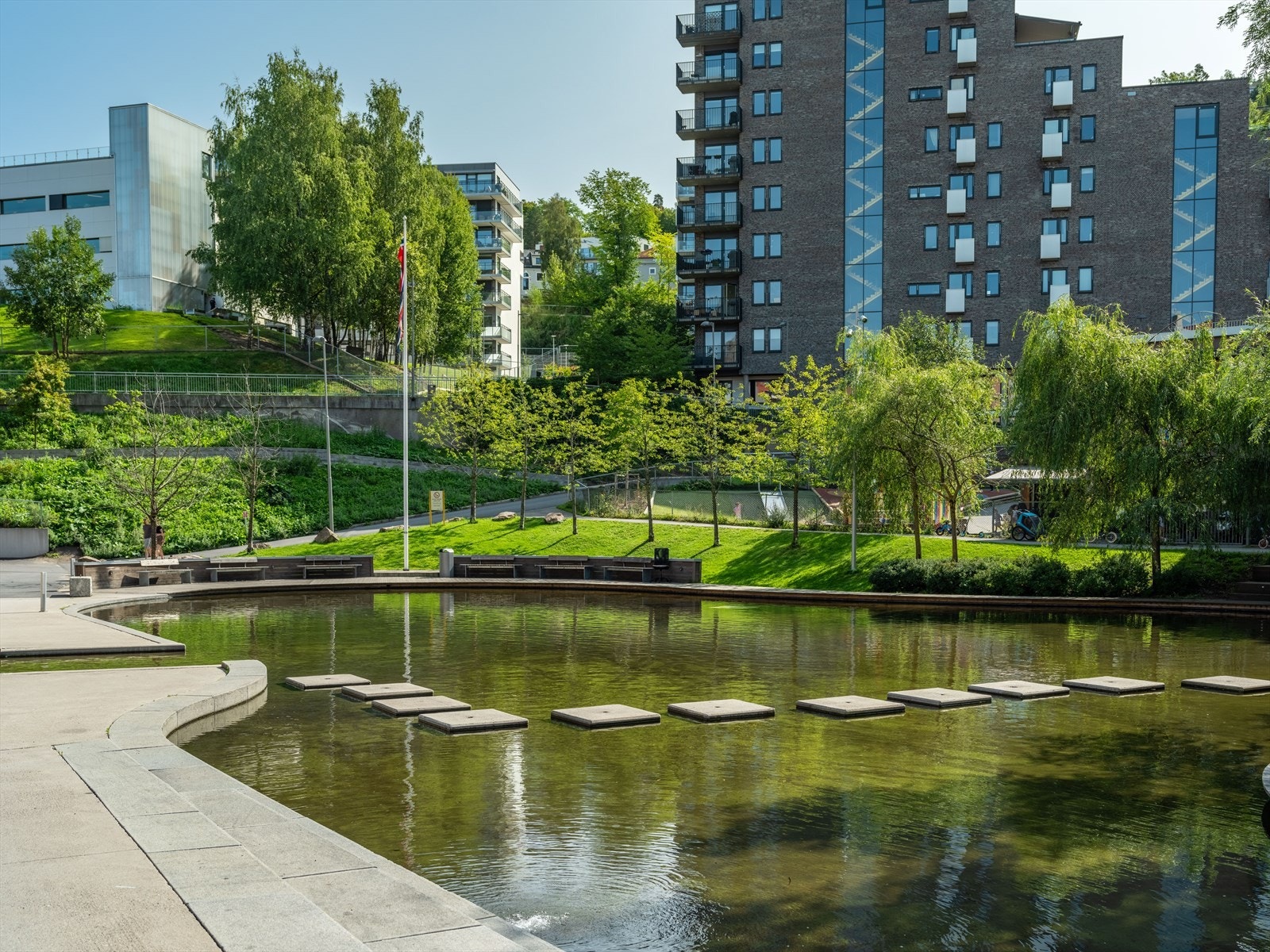 Hyggelige og grønne omgivelser omkranser boligen. Vannspeilet brukes mye til bading om sommeren og skøytebane om vinteren. Galleribilde