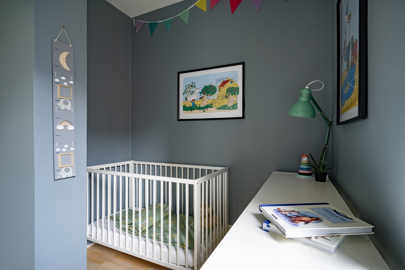 Soverom II benyttes i dag som barnerom med plass til seng og øvrig møblement. Rommet passer også fint som gjesterom og kontor. Galleribilde