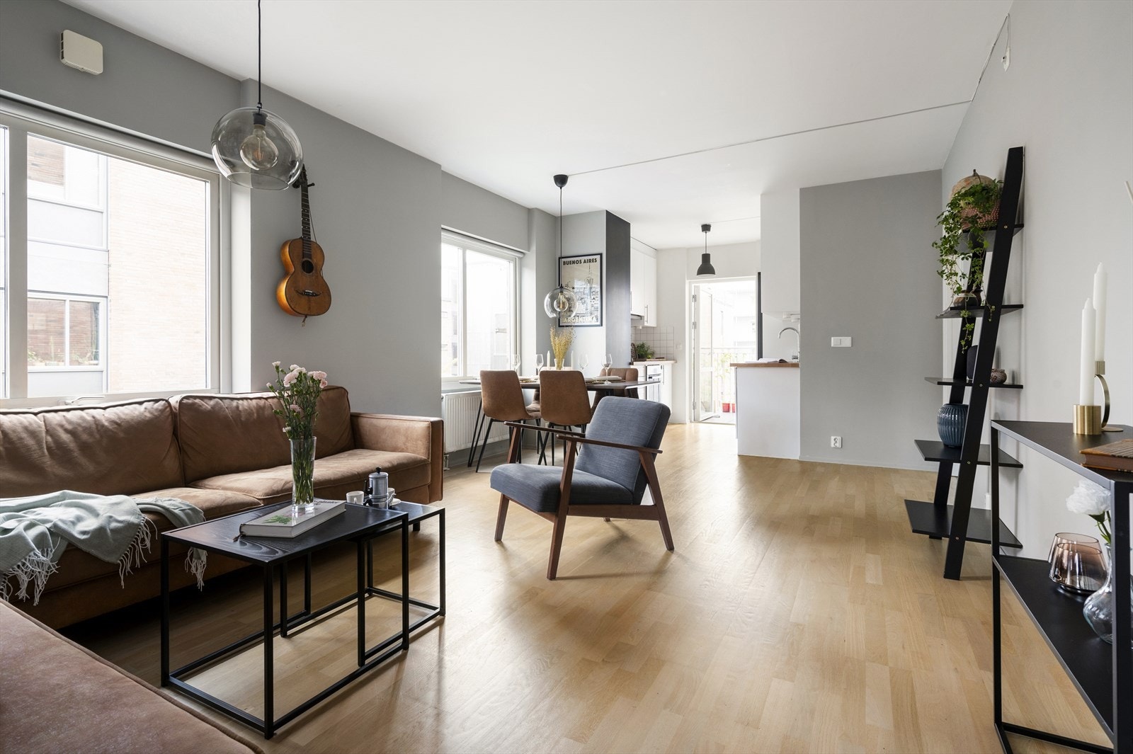 Overflatene er glatte og moderne med vinduer som gir lys fra flere himmelretninger. Den harmoniske fargepaletten gjør det enkelt å føle seg hjemme. Galleribilde