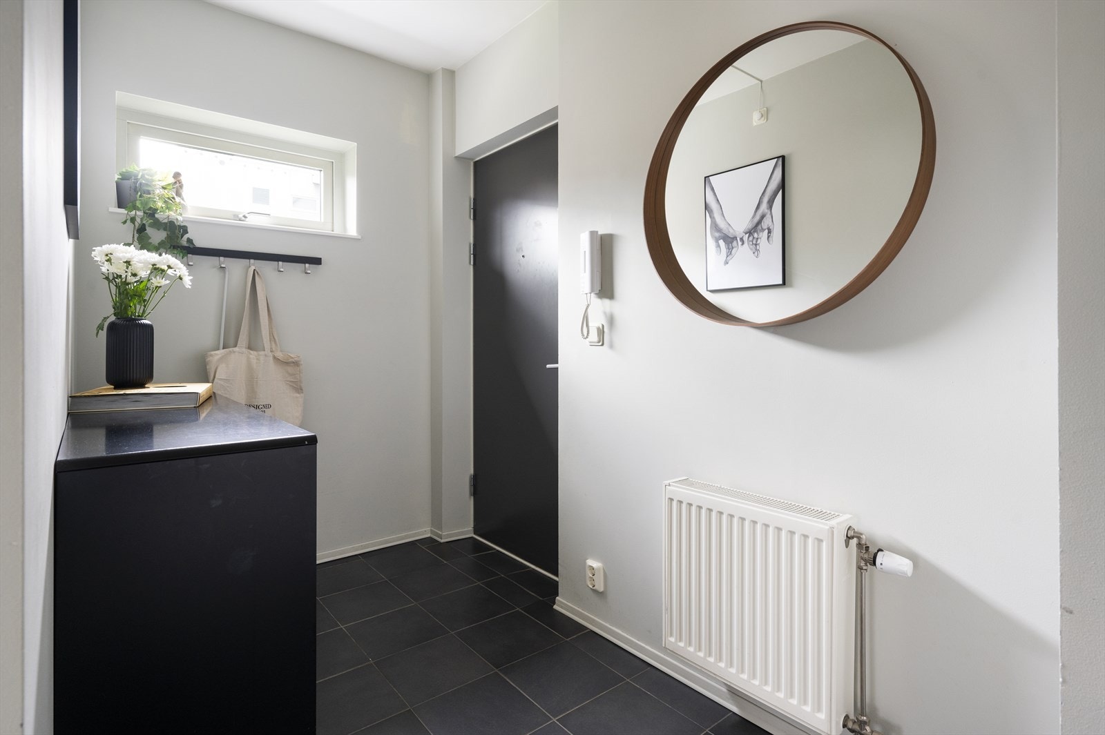 Velkommen inn! Første møte med boligen er en romslig entrè med god plass til oppheng av yttertøy og plassering av sko. Det er plass til å sette inn garderobeskap om ønskelig. Vindu i hjørnet gir et fint lysinnslipp. Galleribilde