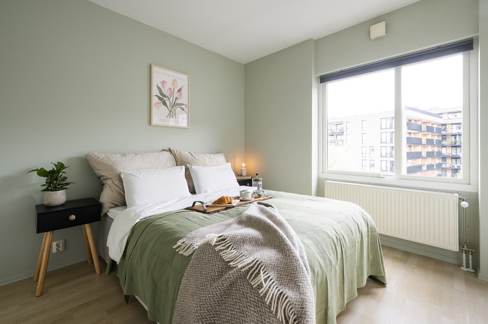 Hovedsoverommet er romslig med god plass til dobbeltseng og tilhørende nattbord. Rommet er nymalt i juli 2024 og holdt i duse, behagelige toner. Galleribilde