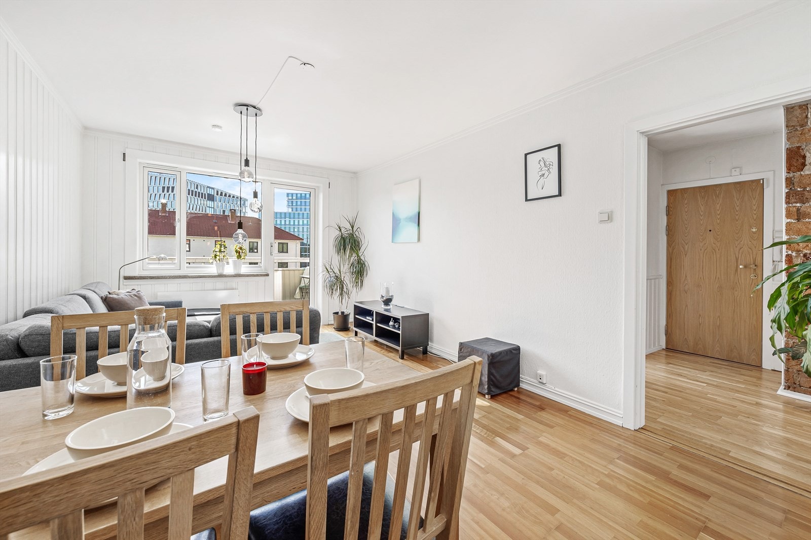 I stuen er det plass til både spisebord og sofakrok. Galleribilde