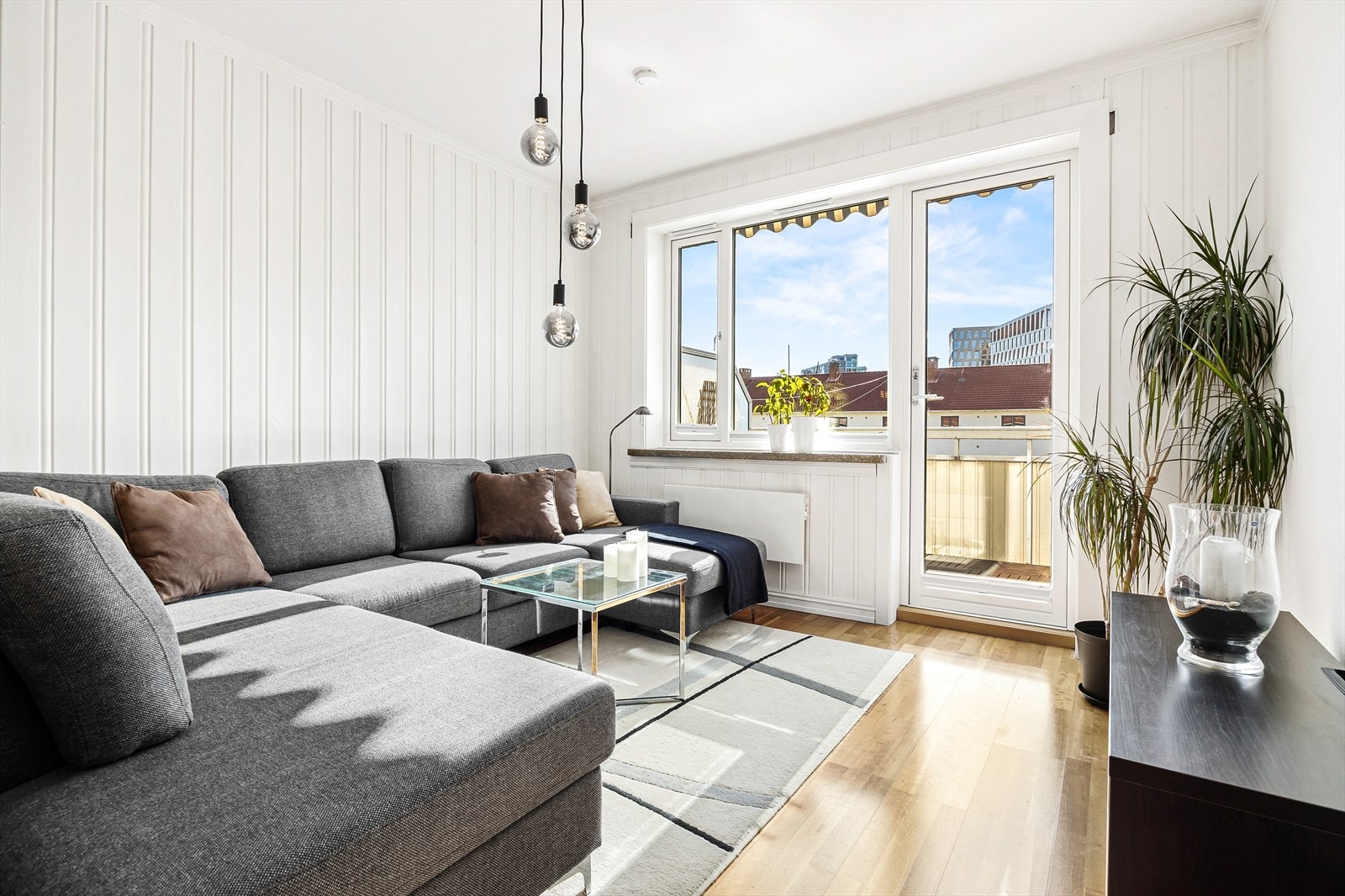 Leiligheten ligger i øverste etasje, og det er derfor ingen balkong over som skygger for solen. Galleribilde