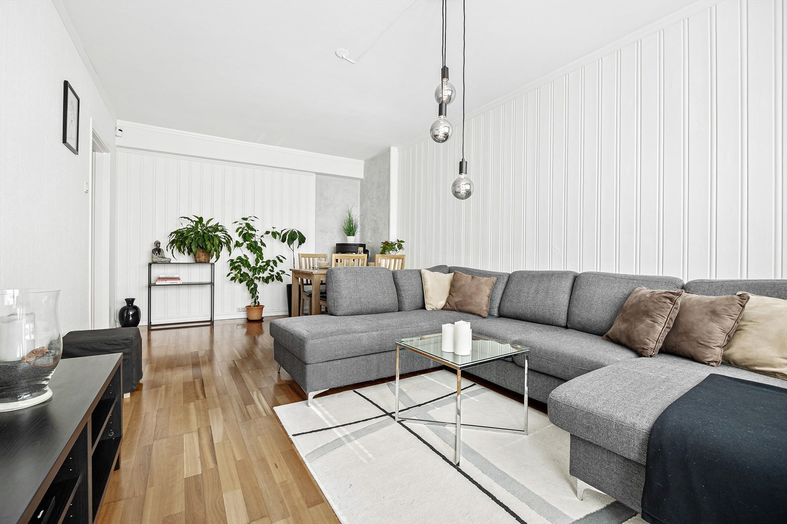 Separat kjøkken gjør stuen til en utmerket plass å ha gjester. Galleribilde