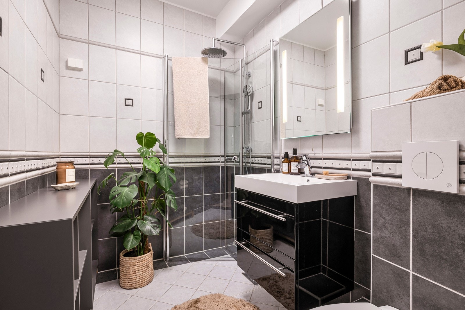 Badet er helfliset, og har varmekabler i badet. Galleribilde