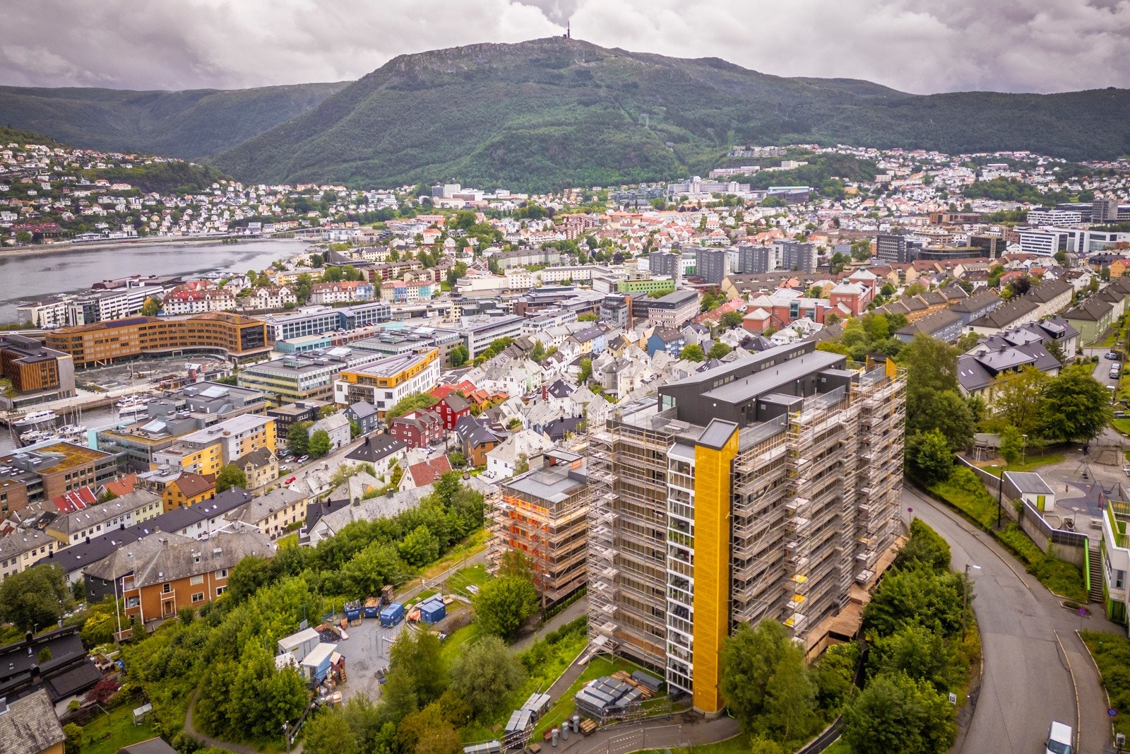 Fra boligen er det gangavstand til det meste en trenger i hverdagen, og linje nr 10 til sentrum passerer like utenfor blokken. Galleribilde