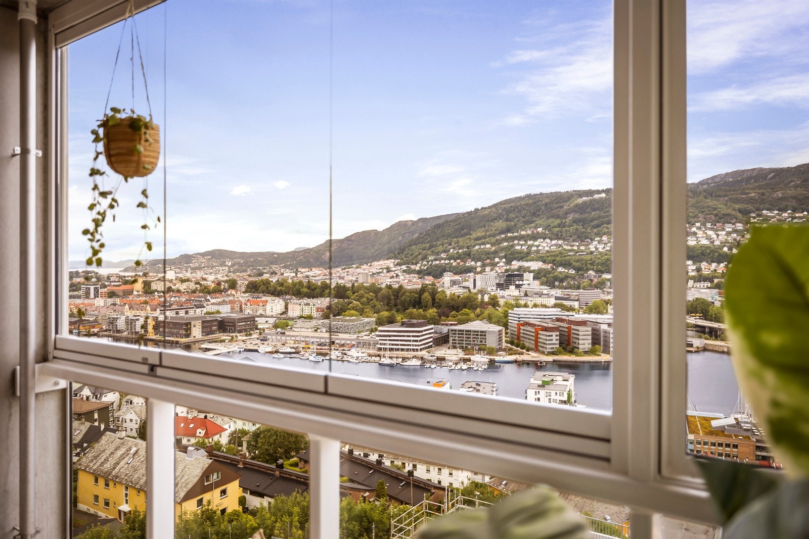 På sommerhalvåret kan øverste del av glasset skyves tilside, slik at man kommer ordentlig i kontakt med både sol og frisk luft. Galleribilde