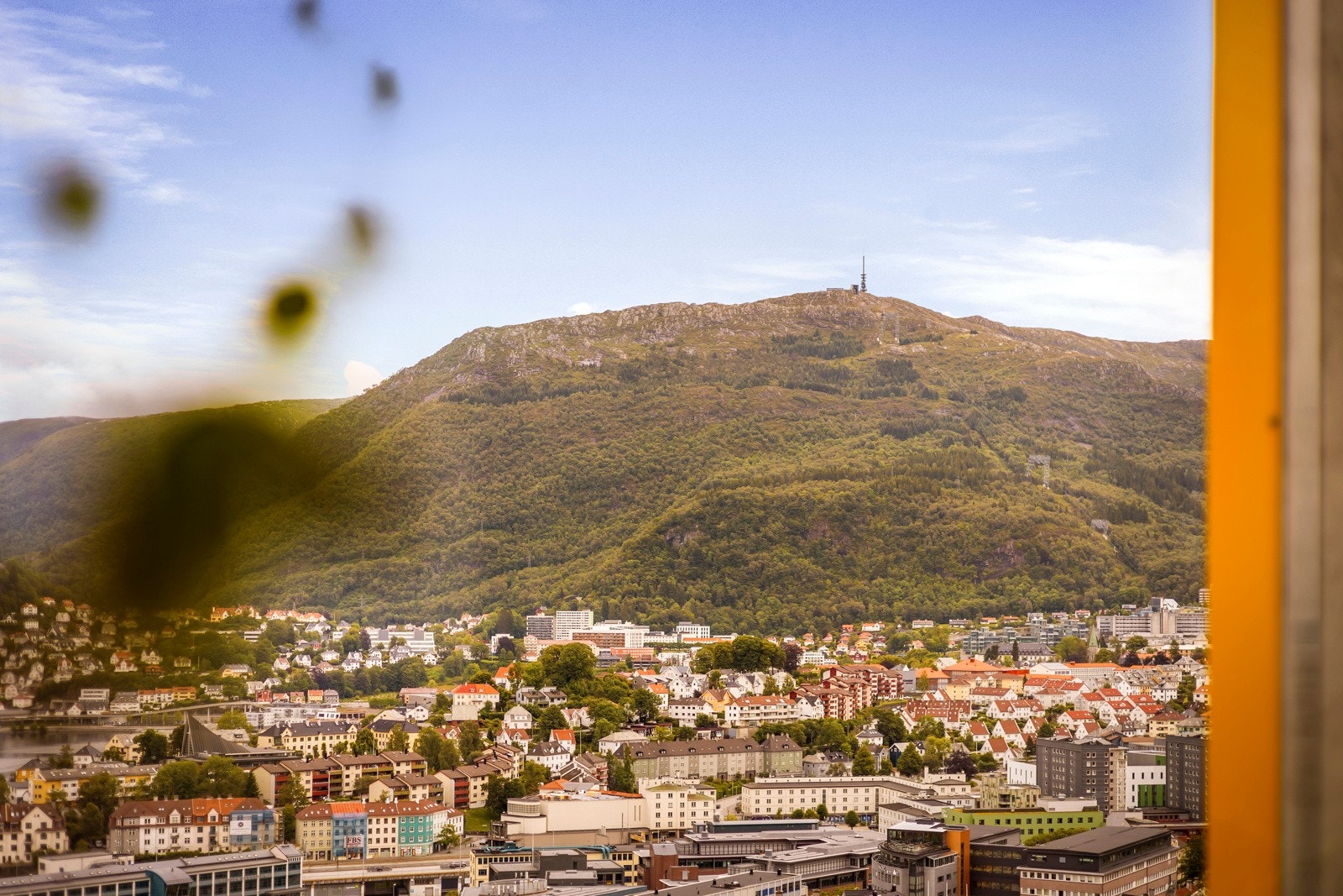 Utsikten er det heller ikke noe å si på, da man ser hele veien fra Ulriken, ned forbi Bergen sentrum og utover mot innseilingen. Galleribilde
