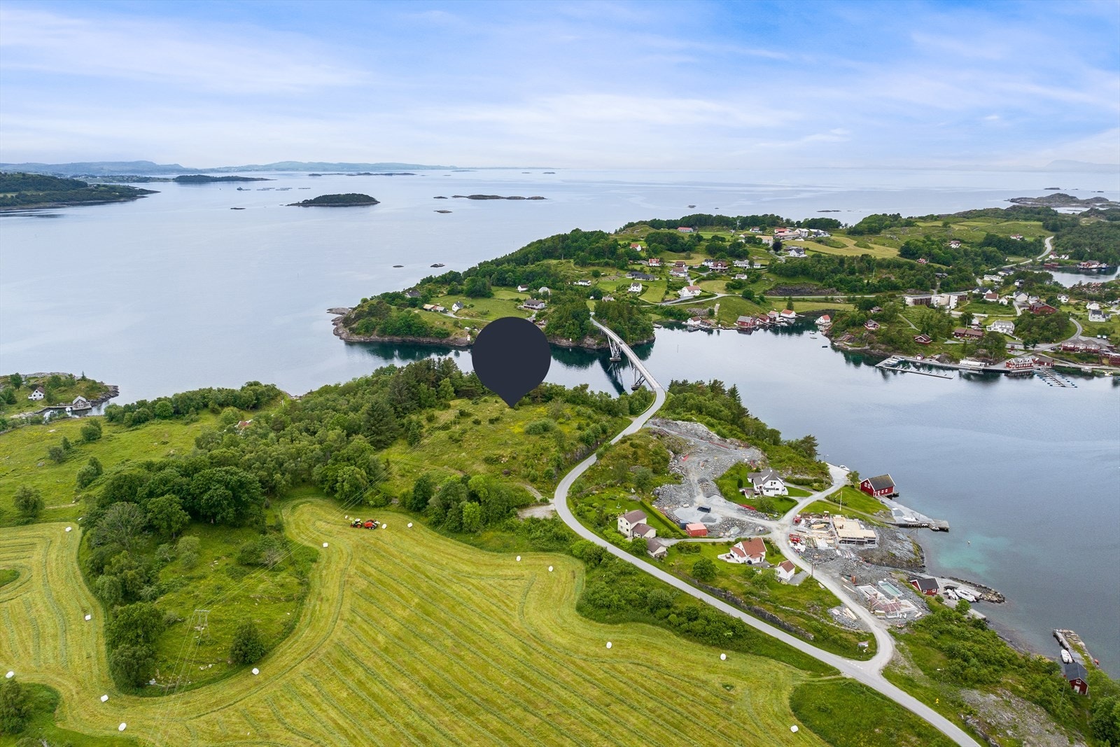 Eiendommens hovedteig ligger på venstre side av veien Galleribilde