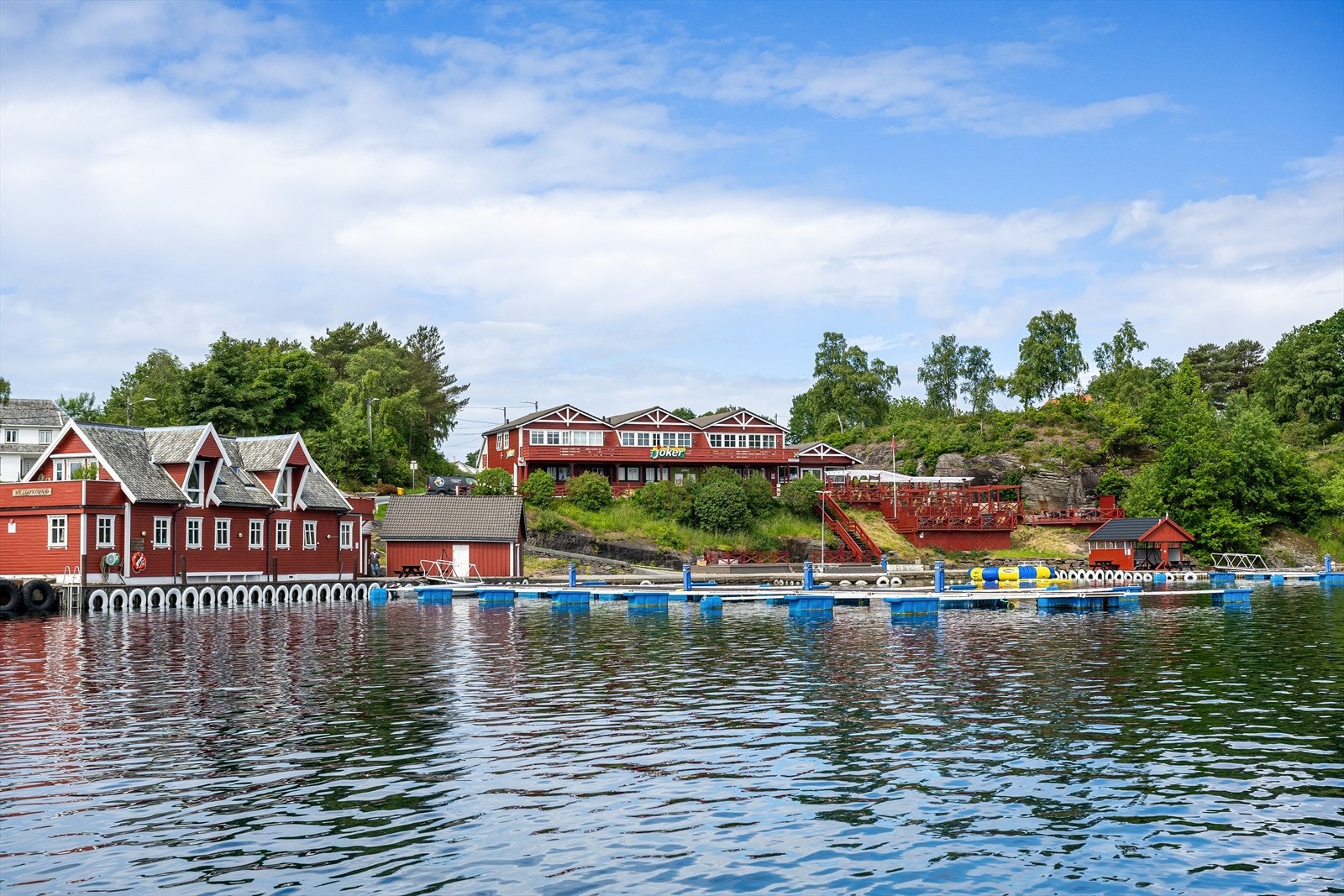 Sjernarøyene har blant annet flere butikker og spisesteder. Galleribilde