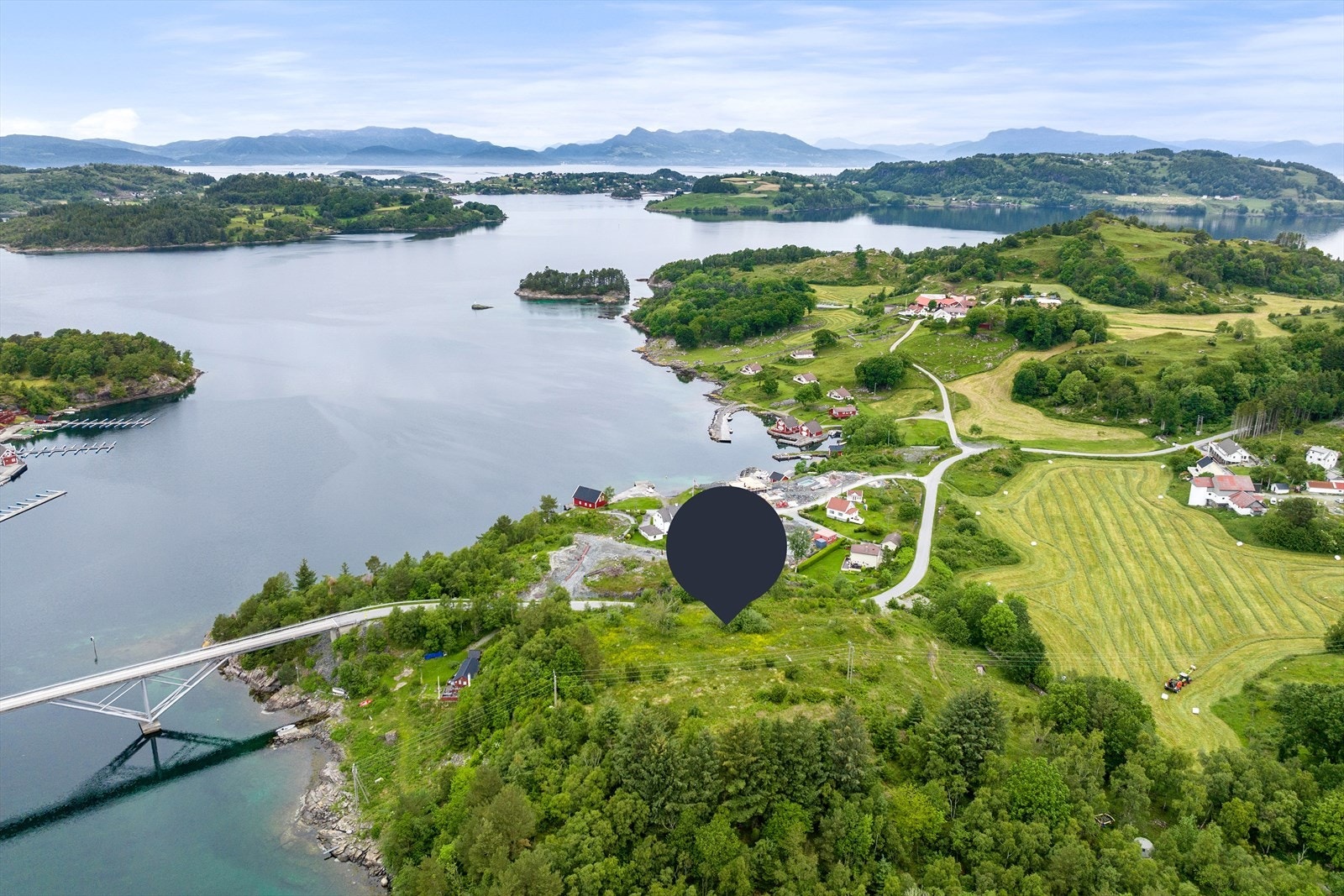 Helgøy ligger idyllisk til på Sjernarøyene - en perle i Ryfylkebassenget. Galleribilde