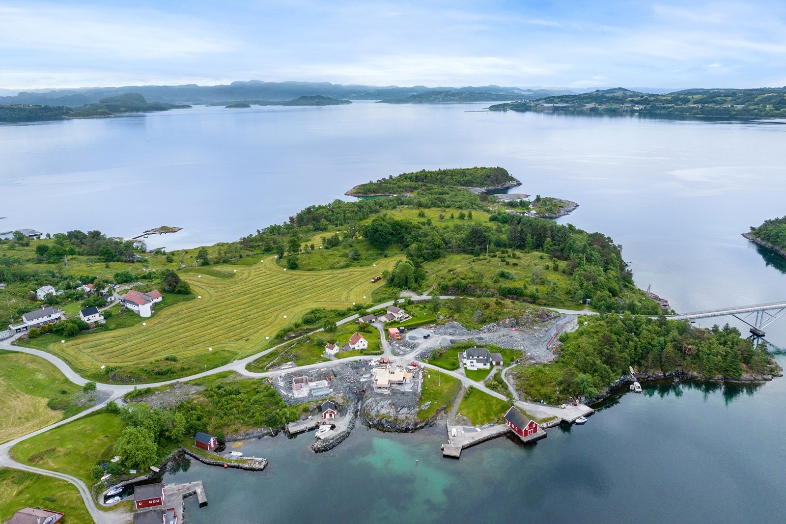 Tomteområdet ligger med sjøutsikt og har svært fine solforhold Galleribilde