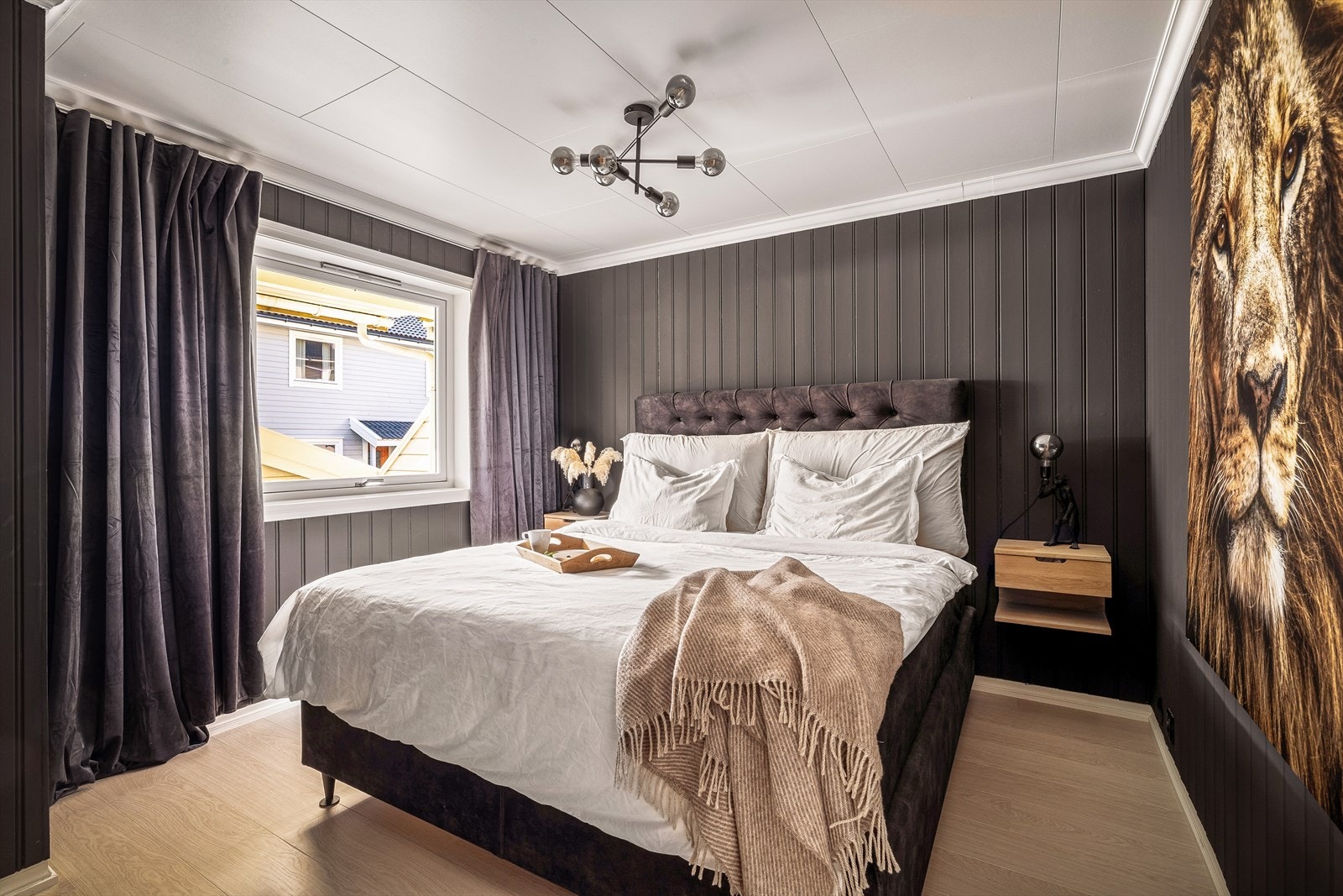Stort hovedsoverom på 11 m² med nyere gulv. Vegger malt i mørke, behagelige farger. Galleribilde