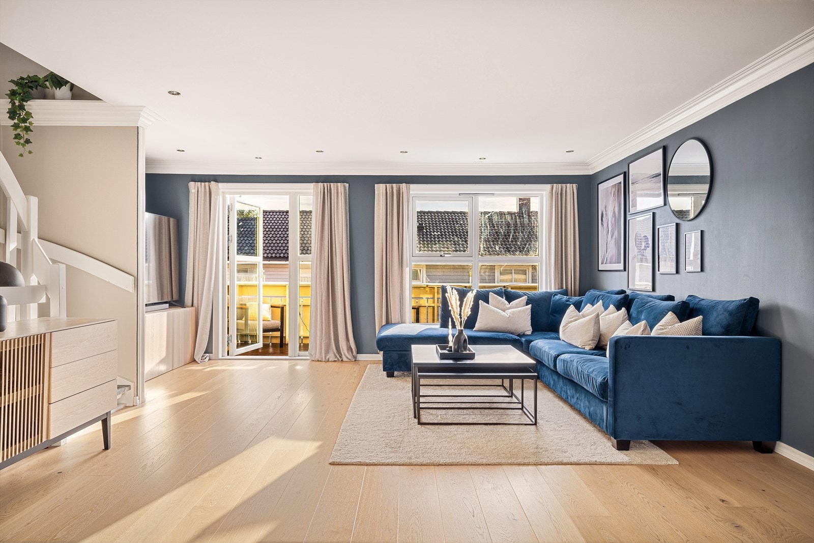 Husets hovedetasje er på hele 54 m² fordelt på stue og kjøkken. Galleribilde
