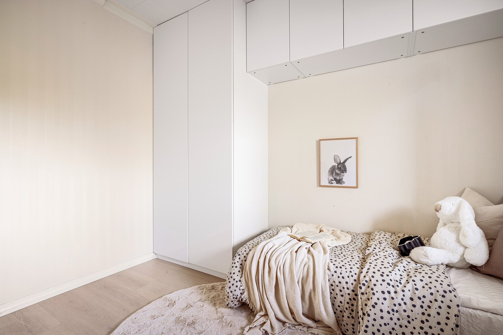 Soverom nr. 3 måler 7 m² og er smart møblert med skap og overskap. Galleribilde