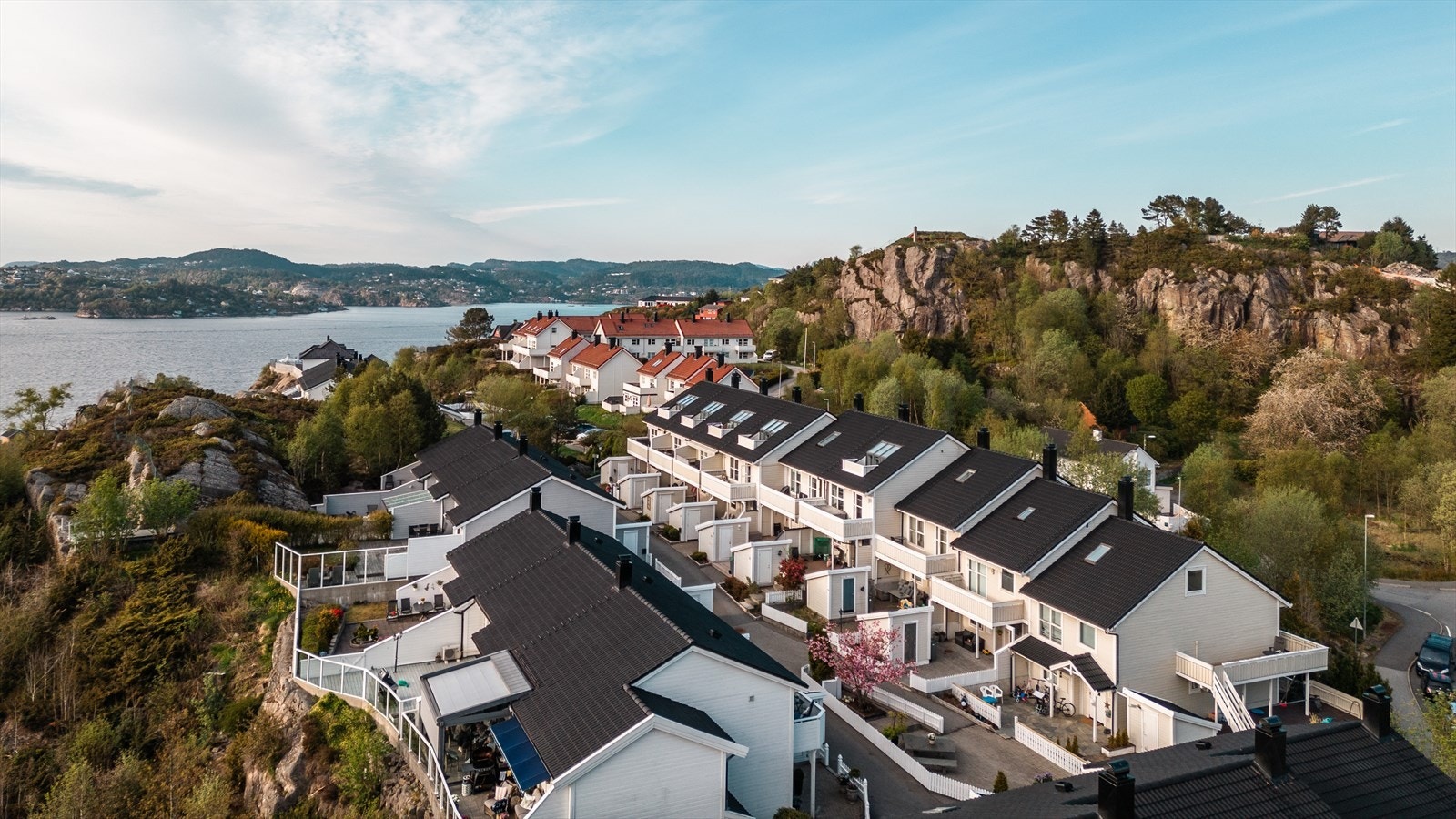 Med svært gode solforhold, nær enden av blindvei og godt skjermet mot trafikk, ligger Nedre Stiaberget 12, kun 10 minutters kjøring fra Bergen sentrum. Galleribilde