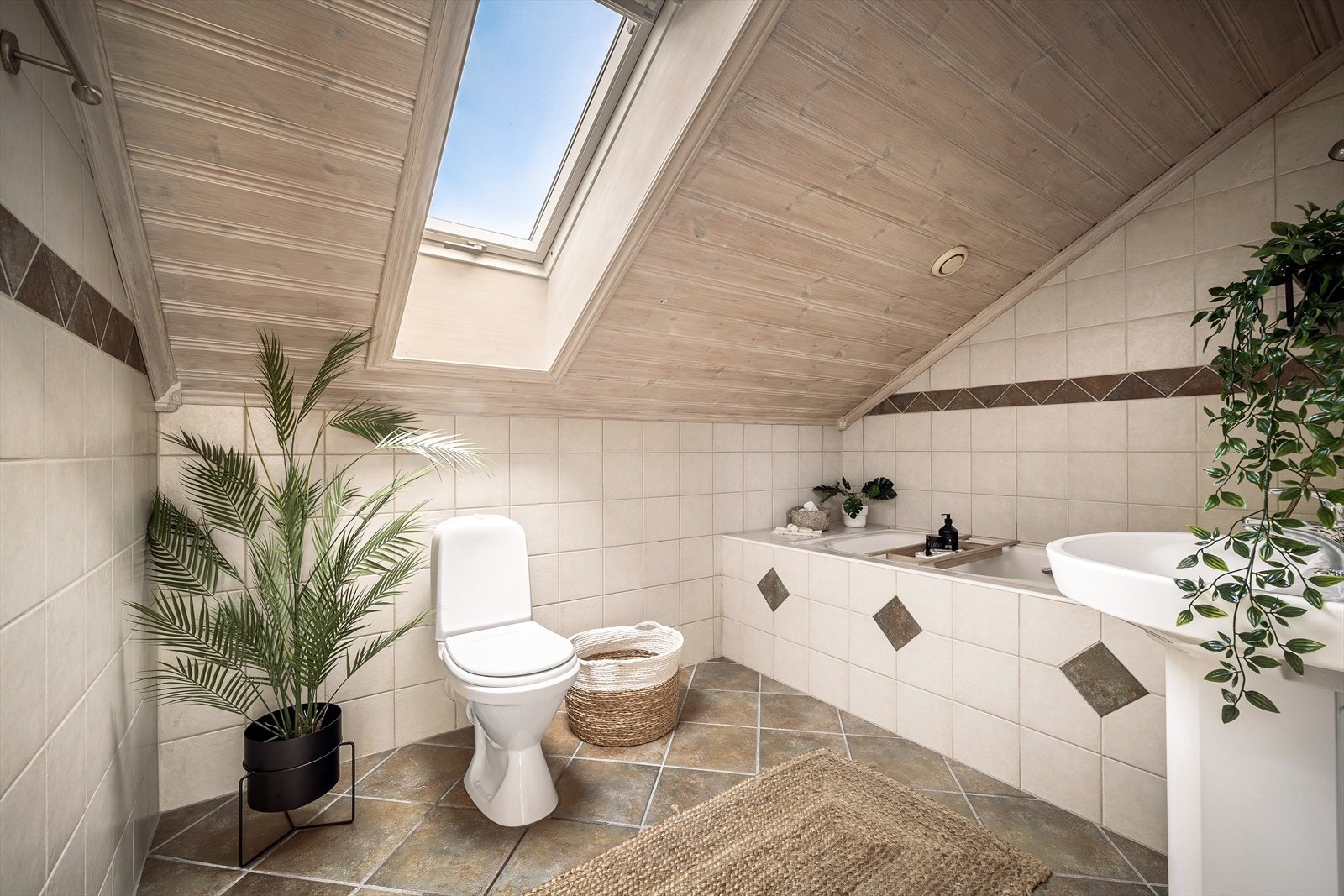 Badet er utstyrt med baderkar, servant og toalett. Galleribilde