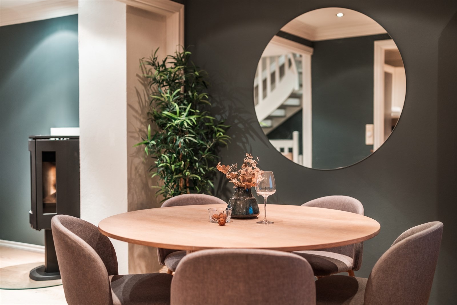 Solrikt og innholdsrikt rekkehus som vil tilfredsstille de fleste sine behov. Det perfekte familiehuset! Galleribilde